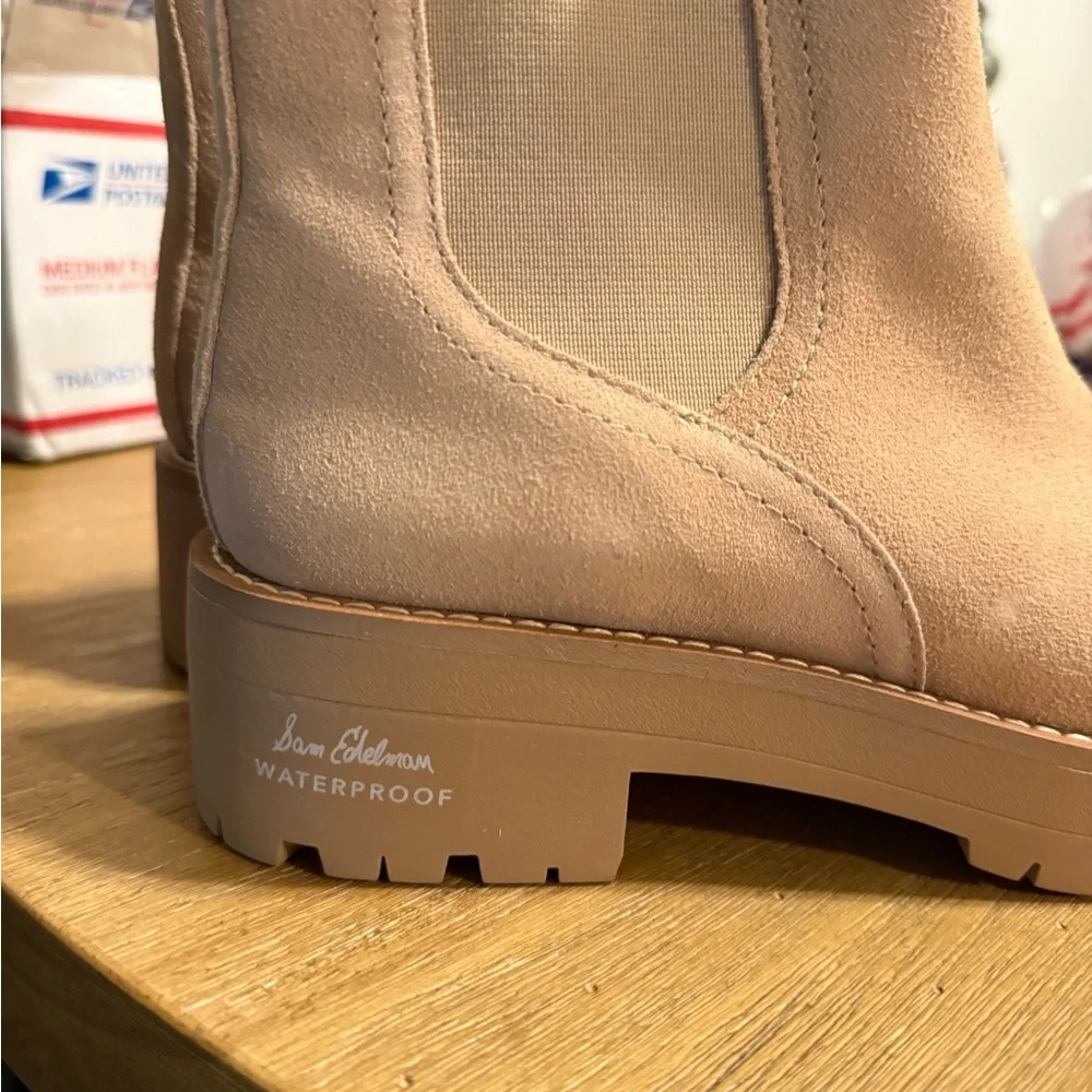 NWT Sam Edelman Justina Lug Sole Chelsea Boot Size 6 color Sesame Suede - Picture 4 of 5